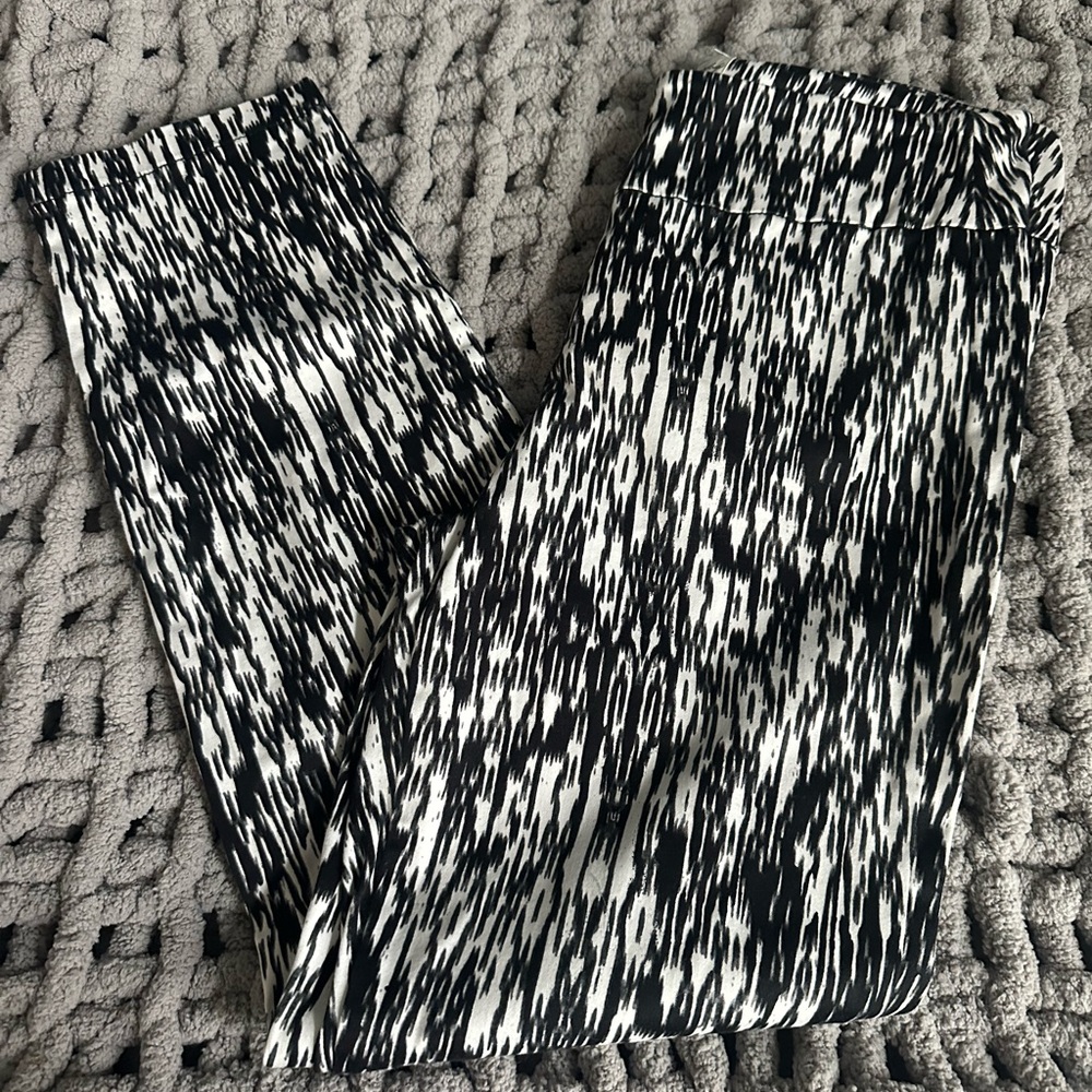 Miracle body pencil pants b/w sz 8
